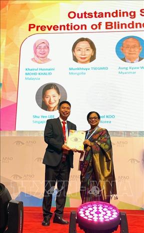 Doctor Nguyen Viet Giap receives the 2023 Asia-Pacific Academy of Ophthalmology (APAO) Outstanding Service in Prevention of Blindness Award. Photo by courtesy/VNA