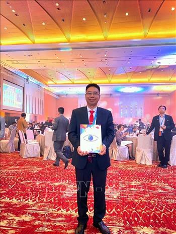 Doctor Nguyen Viet Giap at the awarding ceremony. Photo by courtesy/VNA