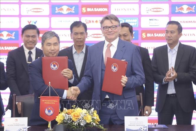 Philippe Troussier officially becomes Vietnamese national football team's  head coach - VNA Photos - Vietnam News Agency (VNA)