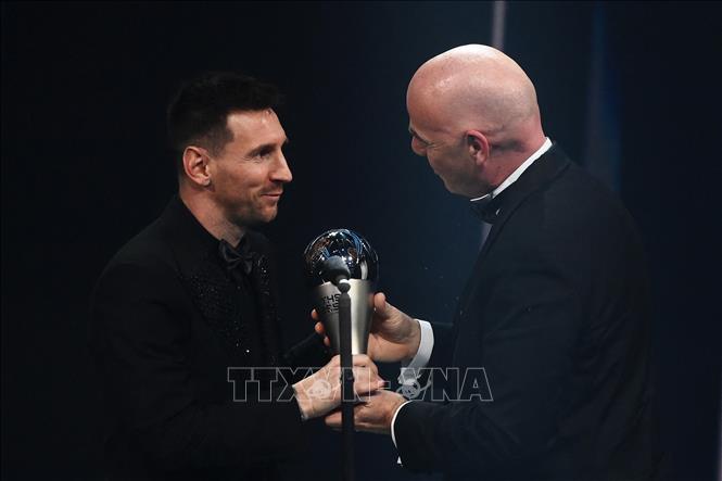 Chủ tịch FIFA Gianni Infantino trao giải 