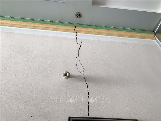 Trong ảnh: Tường nhà của một hộ dân tại thôn 3, xã Tông Lạnh, huyện Thuận Châu (Sơn La) bị nứt nghi do rung chấn của việc nổ mìn khai thác đá. Ảnh: Hữu Quyết - TTXVN