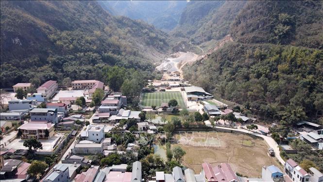 Trong ảnh: Mỏ đá của Công ty Trách nhiệm hữu hạn Thảo Yến (Thuận Châu, Sơn La) nằm ở khá gần khu dân cư. Ảnh: Hữu Quyết - TTXVN
