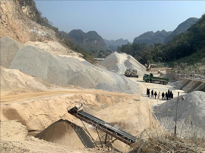 Trong ảnh: Khu vực khai trường khai thác đá của Công ty Trách nhiệm hữu hạn Thảo Yến (Thuận Châu, Sơn La). Ảnh: Hữu Quyết - TTXVN
