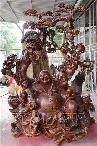 Trong ảnh: Một sản phẩm gỗ mỹ nghệ được chế tác từ gỗ lũa của làng nghề chế tác gỗ lũa, đá cảnh thuộc xóm Đoàn Kết, xã Lâm Sơn. Ảnh: Trọng Đạt - TTXVN