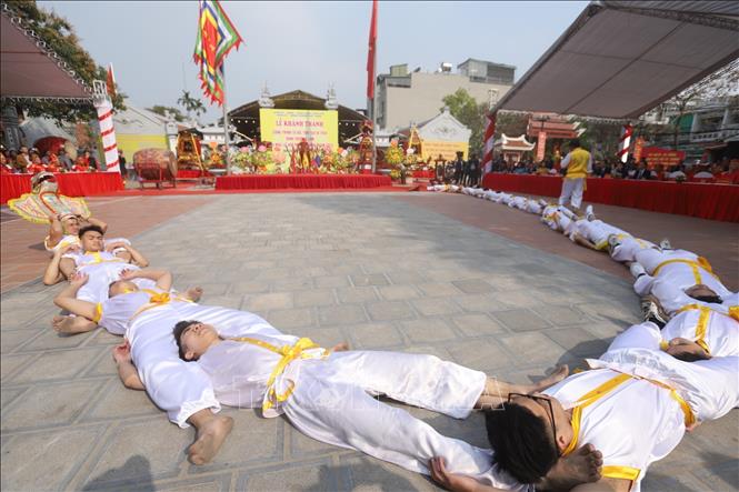 Điệu múa vừa thể hiện sự tích Linh Lang Đại vương, vừa thể hiện mong muốn tiêu thoát nước, trị thủy của người dân. Ảnh: TTXVN phát