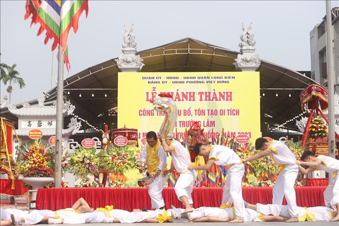 Các thanh niên tái hiện cảnh Lột rắn độc đáo tại Lễ hội đình Trường Lâm. Ảnh: TTXVN phát