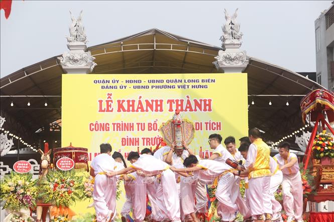 Múa Lột rắn tái hiện cảnh Bạch xà - hiện thân của Linh Lang Đại vương ba lần lột xác để hóa Thánh. Ảnh: TTXVN phát