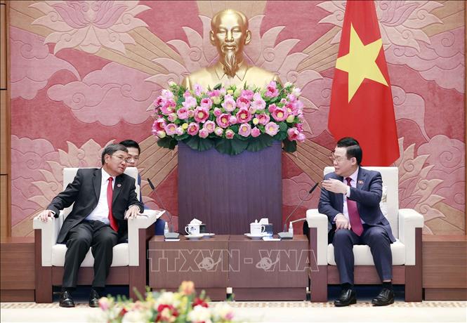 National Assembly Chairman Vuong Dinh Hue receives Lao NA Vice Chairman Khambay Damlath in Hanoi on February 28. VNA Photo: Doãn Tấn