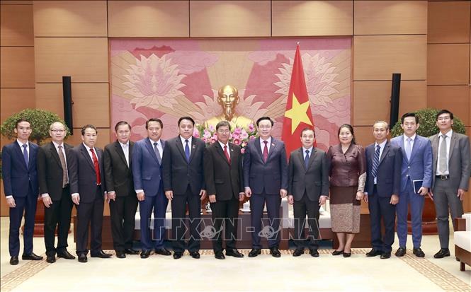 National Assembly Chairman Vuong Dinh Hue receives Lao NA Vice Chairman Khambay Damlath in Hanoi on February 28. VNA Photo: Doãn Tấn