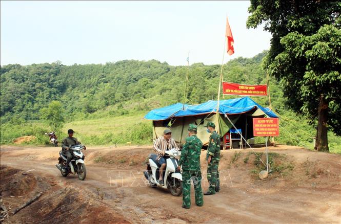 Cán bộ, chiến sĩ Đồn Biên phòng Tân Thanh (Lạng Sơn) kiểm soát người dân qua lại khu vực biên giới, nhằm ngăn chặn các đối tượng xuất nhập cảnh trái phép. Ảnh: TTXVN
