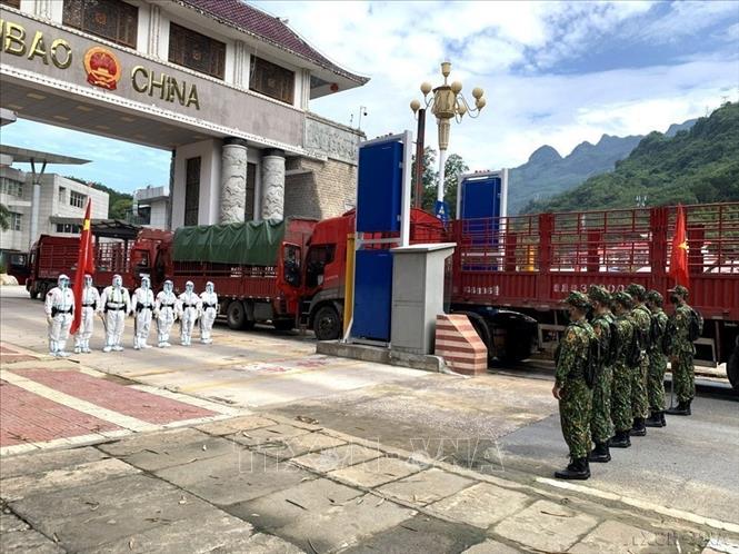 Đồn Biên phòng Cửa khẩu Quốc tế Thanh Thủy (huyện Vị Xuyên, Hà Giang) phối hợp với Trạm Kiểm soát Biên phòng xuất nhập cảnh Thiên Bảo (huyện Ma Ly Pho, tỉnh Vân Nam, Trung Quốc) tổ chức tuần tra, kiểm soát song phương hệ thống đường biên, cột mốc, bảo vệ an toàn đường trên tuyến biên giới Việt -Trung. Ảnh: Minh Tâm - TTXVN
