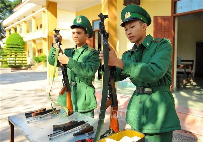 Chiến sĩ Đồn biên phòng Kim Sơn (Ninh Bình) bảo dưỡng vũ khí, sẵn sàng thực hiện nhiệm vụ. Ảnh: Minh Đức - TTXVN