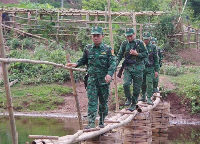 Trong dịp Tết cổ truyền, các đồn Biên phòng (Bộ đội Biên phòng tỉnh Điện Biên) triển khai bố trí các tổ, đội tuần tra phối hợp với chính quyền địa phương tiến hành kiểm tra, rà soát chặt chẽ khu vực và tuyến biên giới, đảm bảo cho người dân đón tết an toàn. Ảnh: TTXVN phát