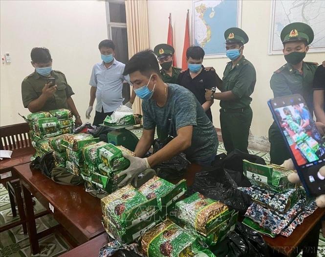 BĐBP tích cực, chủ động đấu tranh phòng chống tội phạm đạt hiệu quả cao. Trong ảnh: Lực lượng đặc nhiệm phòng chống ma túy và tội phạm (Bộ đội Biên phòng tỉnh An Giang) phối hợp với Đồn Biên phòng cửa khẩu Long Bình bắt giữ 2 đối tượng vận chuyển trái phép 40 kg ma túy đá từ Campuchia về Việt Nam. Ảnh: TTXVN phát 