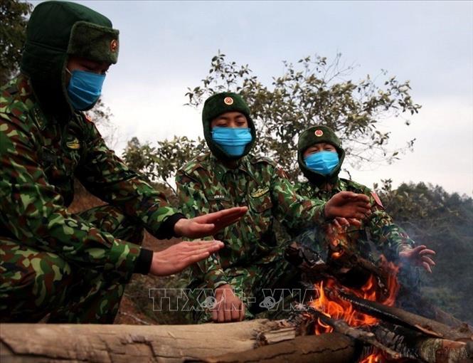 BĐBP Lai Châu kiên trì bám chốt chống dịch trong giá rét, duy trì nghiêm công tác trực, tuần tra nắm tình hình, kiểm soát biên giới, để thực hiện nhiệm vụ kép là tuyến đầu phòng, chống dịch bệnh và giữ vững chủ quyền, an ninh biên giới. Ảnh: TTXVN phát