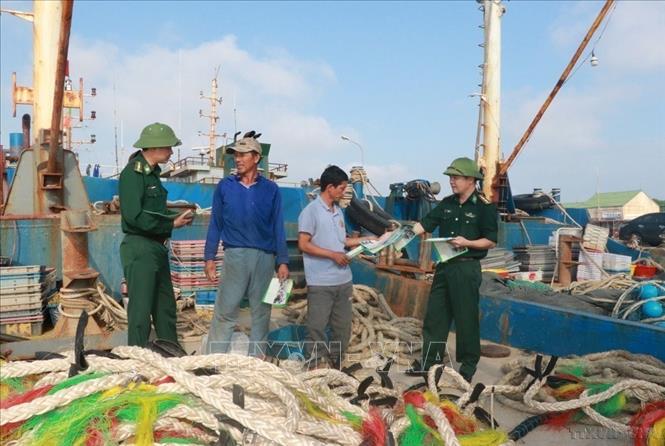 BĐBP tỉnh Nam Định tuyên truyền nâng cao nhận thức về phòng, chống tội phạm và các quy định của pháp luật cho nhân dân huyện ven biển Nghĩa Hưng. Ảnh: Văn Đạt - TTXVN