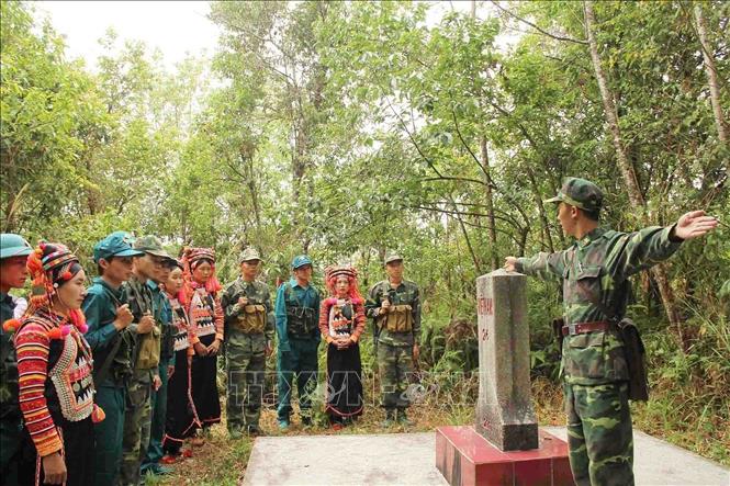 Cán bộ, chiến sỹ BĐBP Lai Châu thường xuyên phối hợp với lực lượng dân quân tự vệ và bà con nhân dân các xã vùng biên đi tuần tra, bảo vệ đường biên, mốc giới. Ảnh: Công Tuyên-TTXVN