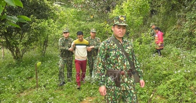 BĐBP tích cực, chủ động đấu tranh phòng chống tội phạm đạt hiệu quả cao. Trong ảnh: Lực lượng biên phòng Si Ma Cai, Bộ đội biên phòng tỉnh Lào Cai áp giải đối tượng Ly Seo Ca tại khu vực biên giới về hành vi mua bán người, đồng thời giải cứu được hai nạn nhân. Ảnh: TTXVN phát

