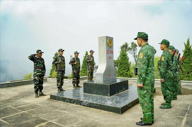 BĐBP tỉnh Điện Biên phối hợp chặt chẽ với cấp ủy, chính quyền, lực lượng bảo vệ biên giới của Lào trong bảo vệ đường biên, cột mốc cũng như tuyên truyền, nâng cao nhận thức cho nhân dân khu vực biên giới hai nước về bảo vệ biên giới, phát triển kinh tế - xã hội, xóa đói giảm nghèo. Ảnh: Xuân Tư – TTXVN