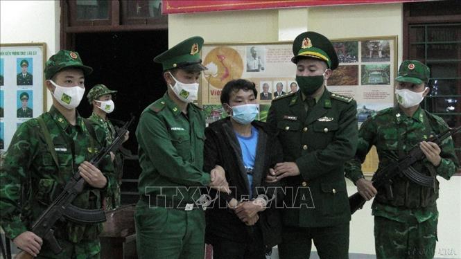 Bộ Tư lệnh Bộ đội Biên phòng, lực lượng phòng chống tội phạm, ma túy của Biên phòng tỉnh Lài Cai bắt giữ 2 đối tượng vận chuyển trái phép 180.000 viên ma túy tổng hợp. Ảnh: TTXVN phát