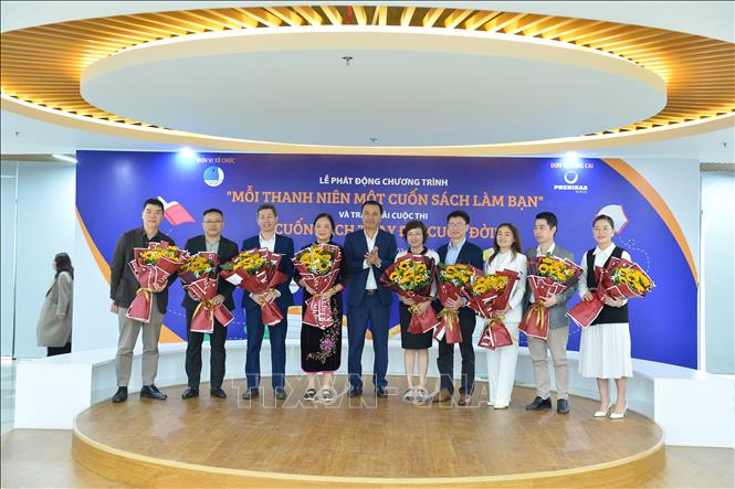 Trong ảnh: Phó Chủ tịch Thường trực Trung ương Hội Liên hiệp Thanh niên Việt Nam Nguyễn Hải Minh tặng hoa cho các diễn giả và nhà đồng hành. Ảnh: Minh Đức - TTXVN