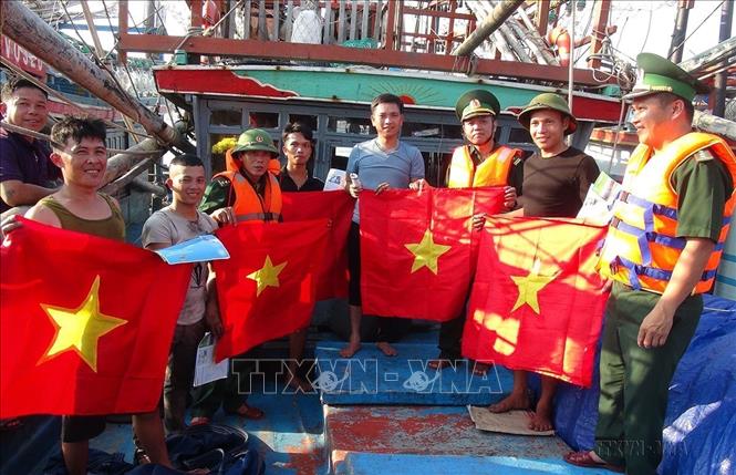 Các đồn Biên phòng tuyến biển của tỉnh Quảng Bình thực hiện tốt công tác tuyên truyền đến ngư dân nhằm hạn chế đáng kể tình trạng tàu cá vi phạm liên quan đến IUU và chấp hành tốt luật pháp, không xâm phạm vùng biển nước ngoài. Ảnh: Đức Thọ - TTXVN