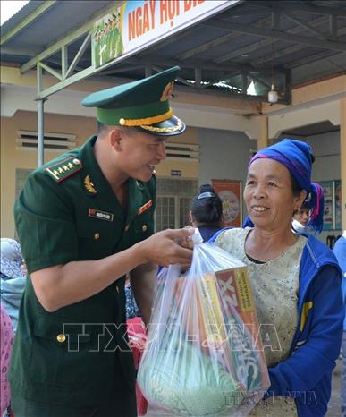 Bộ đội Biên phòng tỉnh Đắk Lắk tặng quà cho người dân có hoàn cảnh khó khăn trong Ngày hội Biên phòng toàn dân năm 2023 tại xã biên giới Ia Lốp, huyện Ea Súp. Ảnh: Tuấn Anh – TTXVN