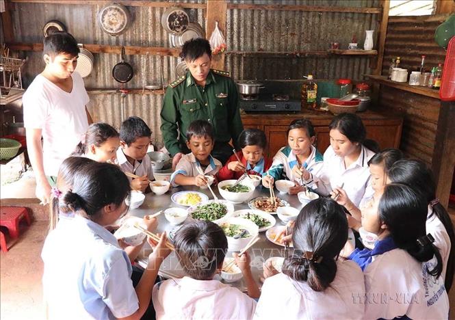 Bữa cơm tại bếp ăn 
