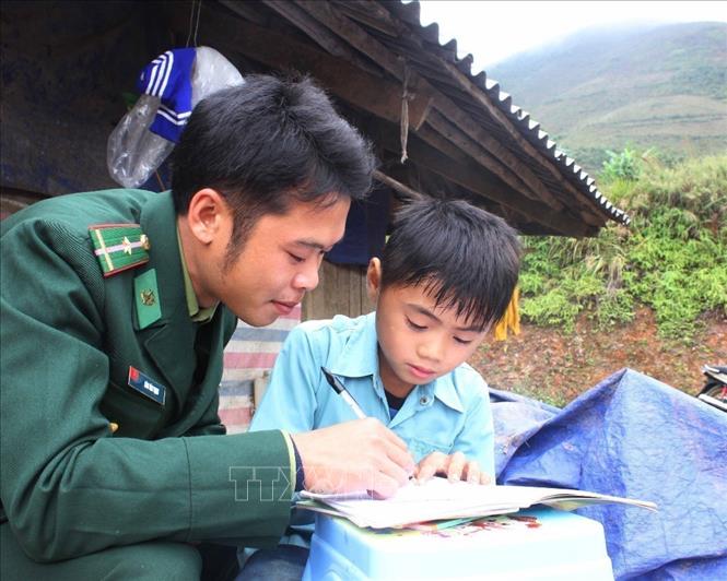 Ngoài việc giúp dân xây dựng nông thôn mới, Bộ đội Biên phòng tỉnh Cao Bằng còn giúp nhiều em nhỏ nghèo theo chương trình “Nâng bước em đến trường”. Ảnh: Quốc Đạt - TTXVN