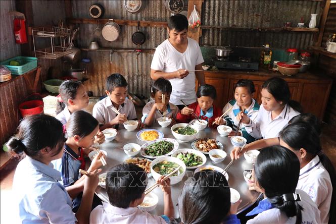 Bữa cơm tại Bếp ăn tình thương của cán bộ, chiến sĩ Đồn biên phòng cửa khẩu quốc tế Lệ Thanh (Gia Lai) dành cho các con nuôi. Ảnh: Hồng Điệp - TTXVN