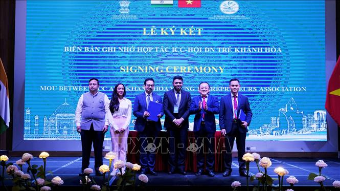 Trong ảnh: Ông Madan Mohan Sethi, Tổng lãnh sự quán Ấn Độ tại thành phố Hồ Chí Minh, cùng lãnh đạo tỉnh Khánh Hòa chứng kiến lễ ký biên bản xúc tiến thương mại tại Hội nghị. Ảnh: Đặng Tuấn - TTXVN