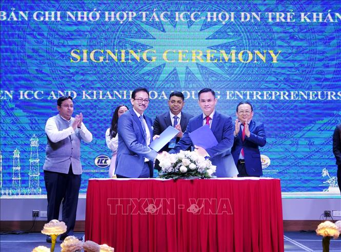 Trong ảnh: Ông Madan Mohan Sethi, Tổng lãnh sự quán Ấn Độ tại thành phố Hồ Chí Minh, cùng lãnh đạo tỉnh Khánh Hòa chứng kiến lễ ký biên bản xúc tiến thương mại tại Hội nghị. Ảnh: Đặng Tuấn - TTXVN