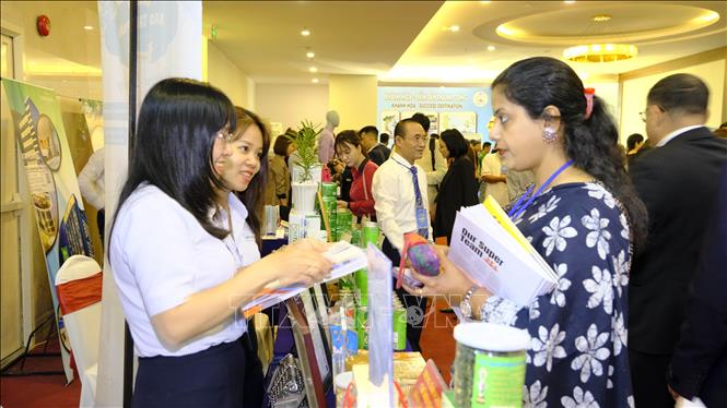 Trong ảnh: Các đại biểu tham quan các gian hàng trưng bày bên lề Hội nghị. Ảnh: Đặng Tuấn - TTXVN 