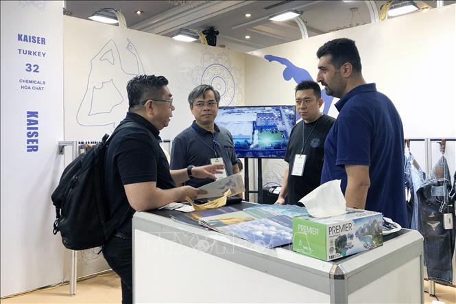 The expo offers opportunities for businesses seek and establish partnerships. VNA Photo: Mỹ Phương