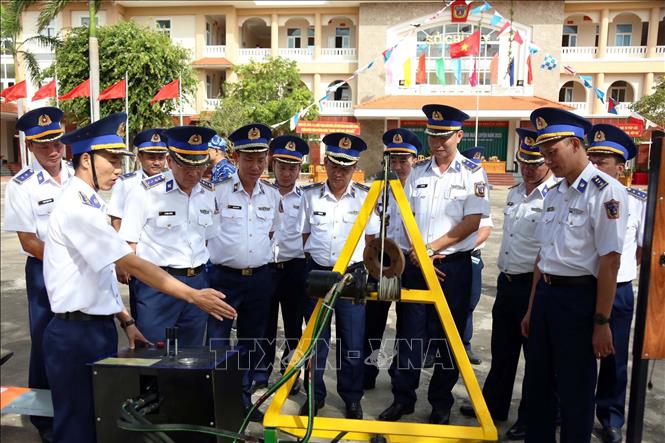 Lãnh đạo Bộ Tư lệnh Cảnh sát biển và Vùng Cảnh sát biển 3 tham quan mô hình học cụ. Ảnh: TTXVN phát 