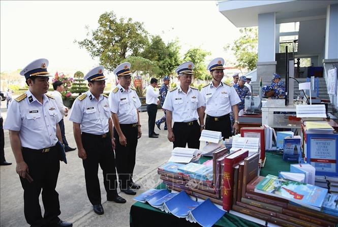 Các đại biểu tham quan mô hình học cụ của Lữ đoàn 167 tại Vùng 2 Hải quân. Ảnh: TTXVN phát 