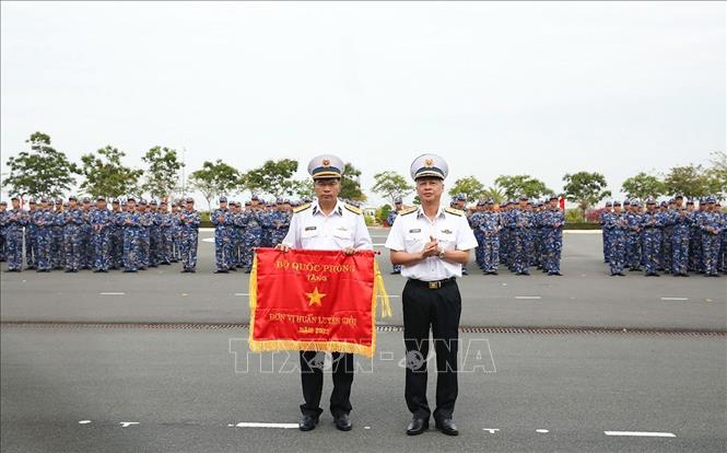 Chuẩn đô đốc Phạm Mạnh Hùng (phải) trao tặng cờ đơn vị huấn luyện giỏi năm 2022 cho Lữ đoàn 167. Ảnh: TTXVN phát 