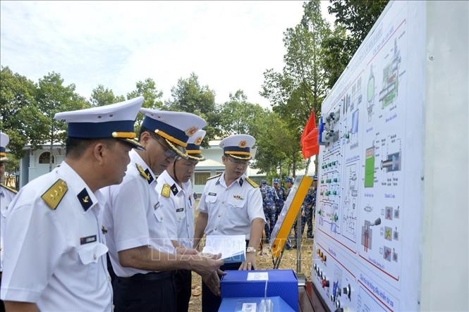 Tham quan mô hình học cụ tại Lữ đoàn 125 (Vùng 2 Hải quân) đóng tại Thành phố Hồ Chí Minh. Ảnh: TTXVN phát 
