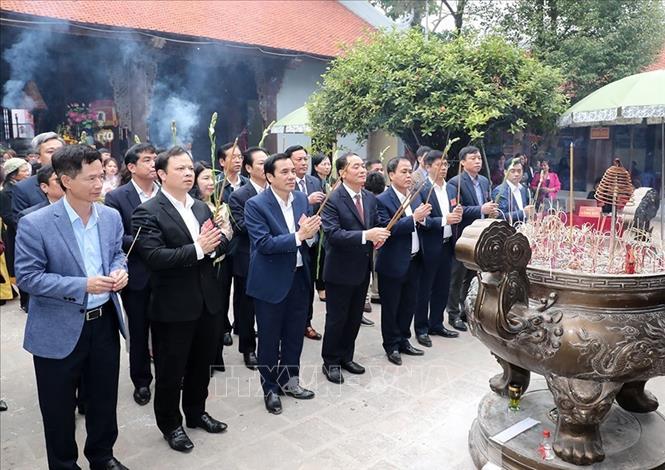 Các đại biểu dâng hương tại lễ khai hội đền Đa Hòa. Ảnh: Mai Ngoan - TTXVN
