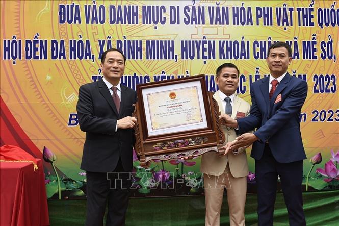 Chủ tịch UBND tỉnh Hưng Yên Trần Quốc văn trao Bằng chứng nhận Lễ hội đền Đa Hòa là di sản văn hóa phi vật thể quốc gia cho nhân dân 2 xã Bình Minh và Mễ Sở. Ảnh: Mai Ngoan - TTXVN
