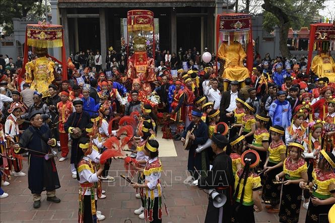 Nghi thức rước kiệu Thành Hoàng các làng về đền Đa Hòa. Ảnh: Mai Ngoan - TTXVN.
