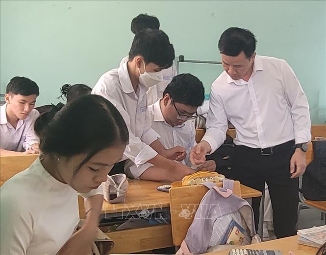 Trong ảnh: Thầy giáo Nguyễn Văn Hải, giáo viên dạy môn Hóa học, Trường THPT Nguyễn Du là một trong những người đăng ký vừa hiến xác, vừa hiến tạng cho y học sau khi qua đời. Ảnh: Hoàng Nhị-TTXVN 