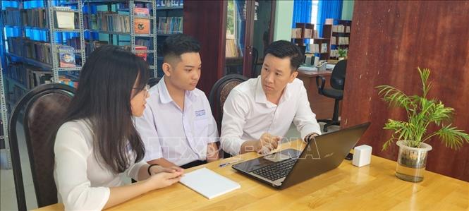 Trong ảnh: Thầy giáo Nguyễn Văn Hải (ngoài cùng bìa phải), giáo viên dạy môn Hóa học, Trường THPT Nguyễn Du là người đầu tiên đăng ký hiến xác vào năm 2019, trước đó thầy cũng đã đăng ký hiến tạng cứu người sau khi thầy mất. Ảnh: Hoàng Nhị-TTXVN 
