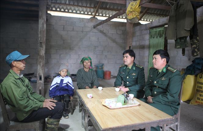 Trong ảnh: Bộ đội Biên phòng Cần Yên tuyên truyền nâng cao nhận thức cho người dân về xóa đói giảm nghèo. Ảnh: Chu Hiệu-TTXVN
