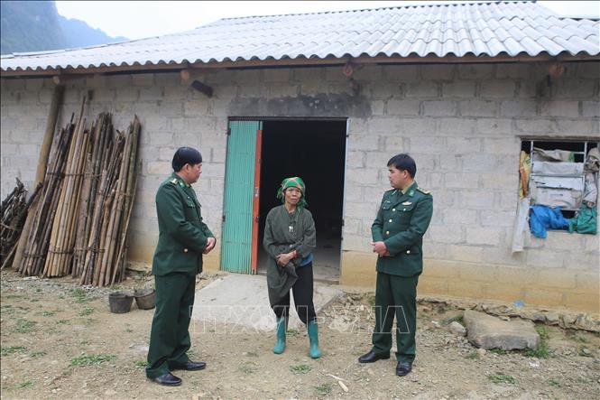 Trong ảnh: Nhờ sự đỡ của Bộ đội Biên phòng Cần Yên, hộ gia đình Sầm Văn Khàng (xóm Nặm Đông, xã Cần Nông) đã xây dựng được nhà mới kiên cố hơn. Ảnh: Chu Hiệu-TTXVN