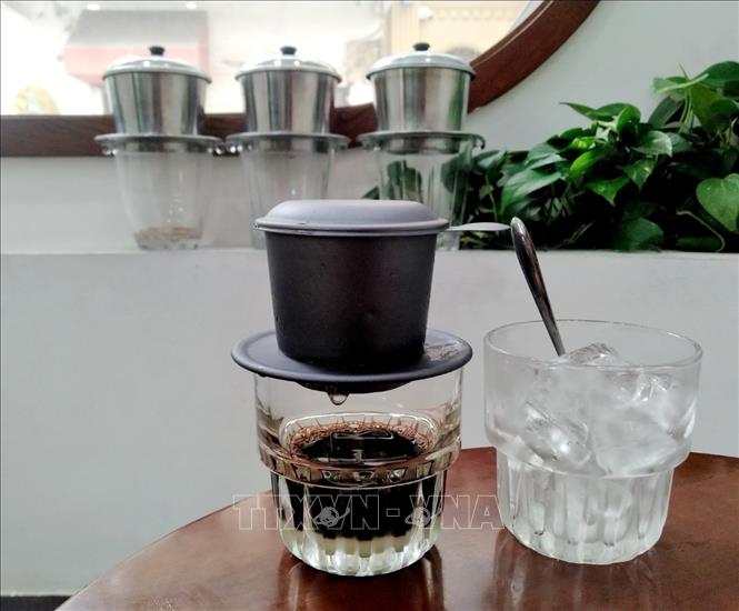 Vietnamese iced coffee is made using a drip phin filter, dripping into the cup with sweet condensed milk. After the coffee brewing is completed, ice will be added to chill the drink to the drinker's taste. VNA Photo: Phạm Hậu