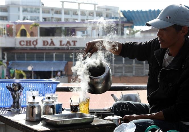 The strong taste of Vietnamese coffee is often enjoyed together with a cup of traditional herbal tea by locals. VNA Photo: Phạm Hậu