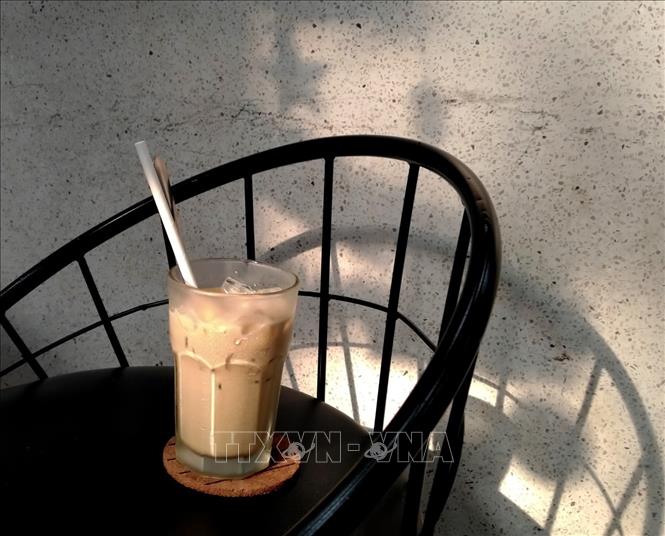 Vietnamese iced coffee is widely enjoyed by locals as a refreshing morning drink. VNA Photo: Phạm Hậu