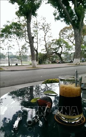 Vietnamese iced coffee is widely enjoyed by locals as a refreshing drink. VNA Photo: Phạm Hậu