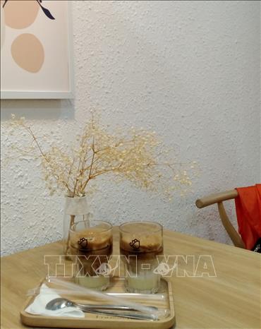 Vietnamese iced coffee is widely enjoyed by locals as a refreshing drink. VNA Photo: Phạm Hậu